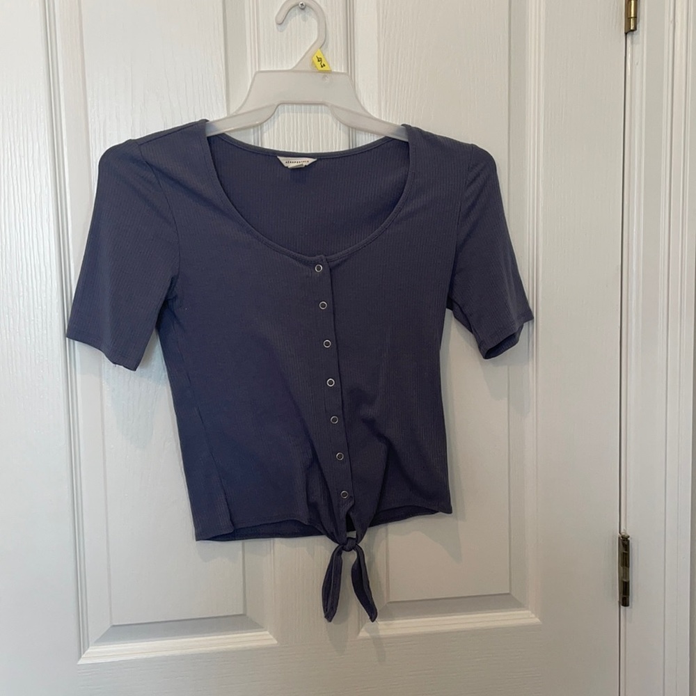 Mid-sleeve blue shirt